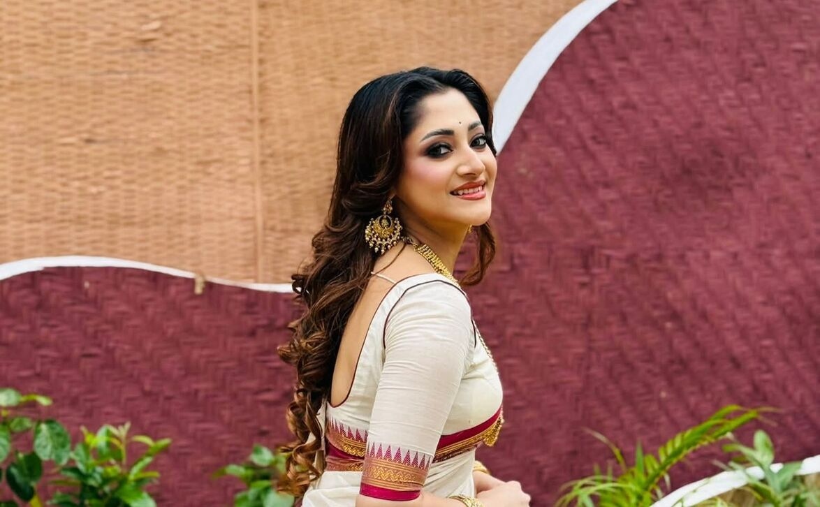 ঢাকেশ্বরীর পূজামণ্ডপে ভক্তদের চমক দিলেন পূজা চেরী