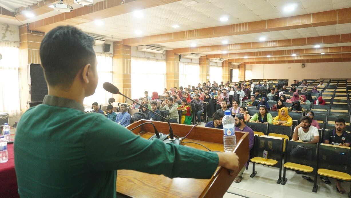 ইনডোর প্লান্ট দিয়ে নবীনদের বরণ করল যবিপ্রবি ডিবেট ক্লাব