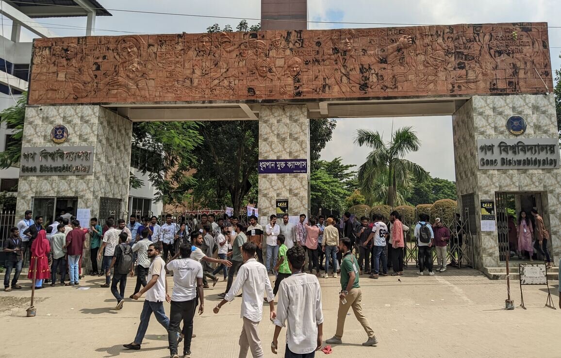 গকসু নির্বাচন: বাইরে উত্তেজনা, বহিরাগতদের ভিড়ে শিক্ষার্থীদের উদ্বেগ