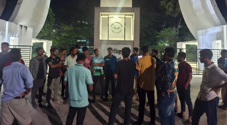 কুবিতে হল সংসদে অনাবাসিক শিক্ষার্থীদের প্রার্থীতা বাতিলের দাবিতে বিক্ষোভ