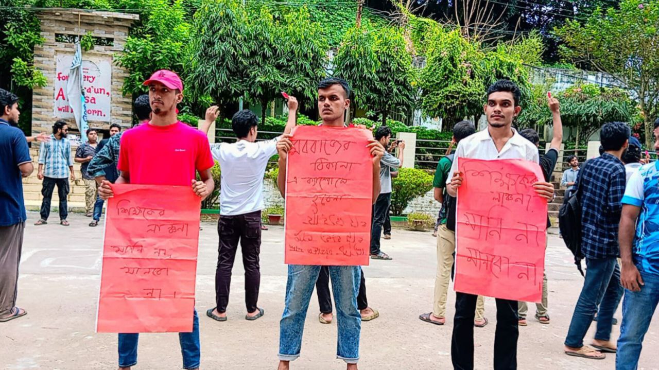চবি ইতিহাস শিক্ষার্থীদের মানববন্ধন: শিক্ষক নুরুল হামিদ কাননের লাঞ্ছনার তীব্র প্রতিবাদ
