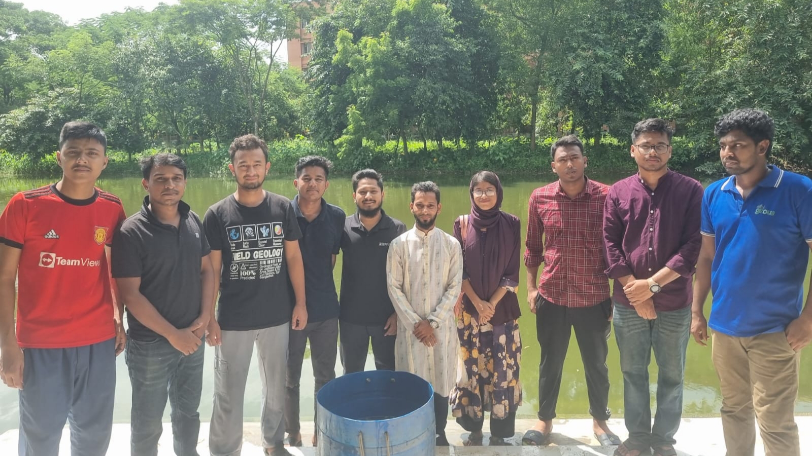 হলের পুকুরে মাছের পোনা  ছাড়লেন ববি ছাত্রদল নেতা