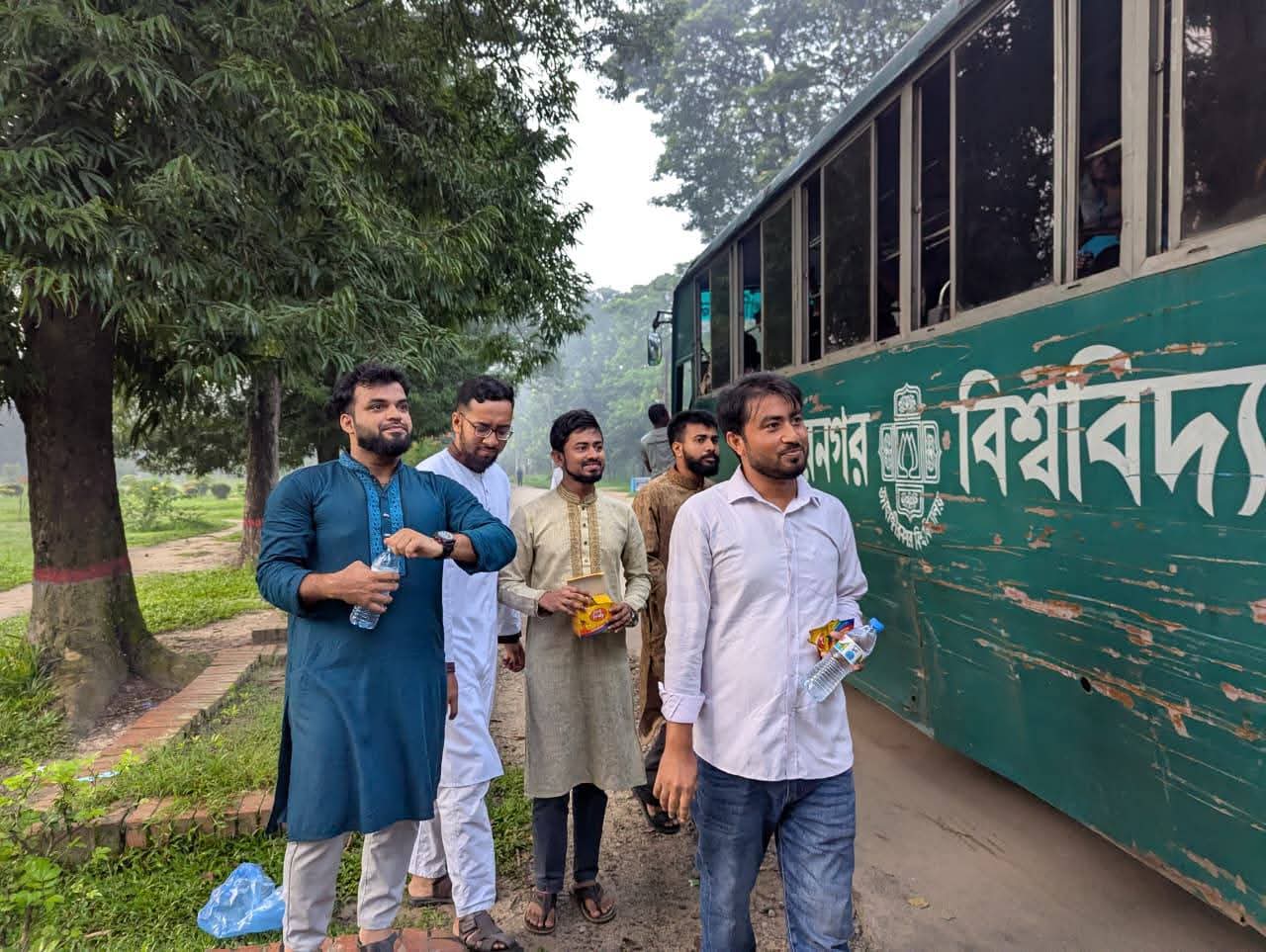 জাবি কেন্দ্রীয় শিক্ষার্থী সংসদের উদ্যোগে বিসিএস পরীক্ষার্থীদের জন্য বিশেষ বাস সার্ভিস, স্যালাইন ও পানি বিতরণ