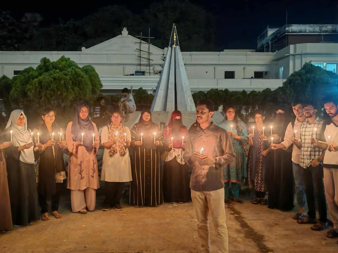 কুবি শিক্ষার্থী হত্যার বিচারের দাবিতে মোমবাতি প্রজ্জ্বলন