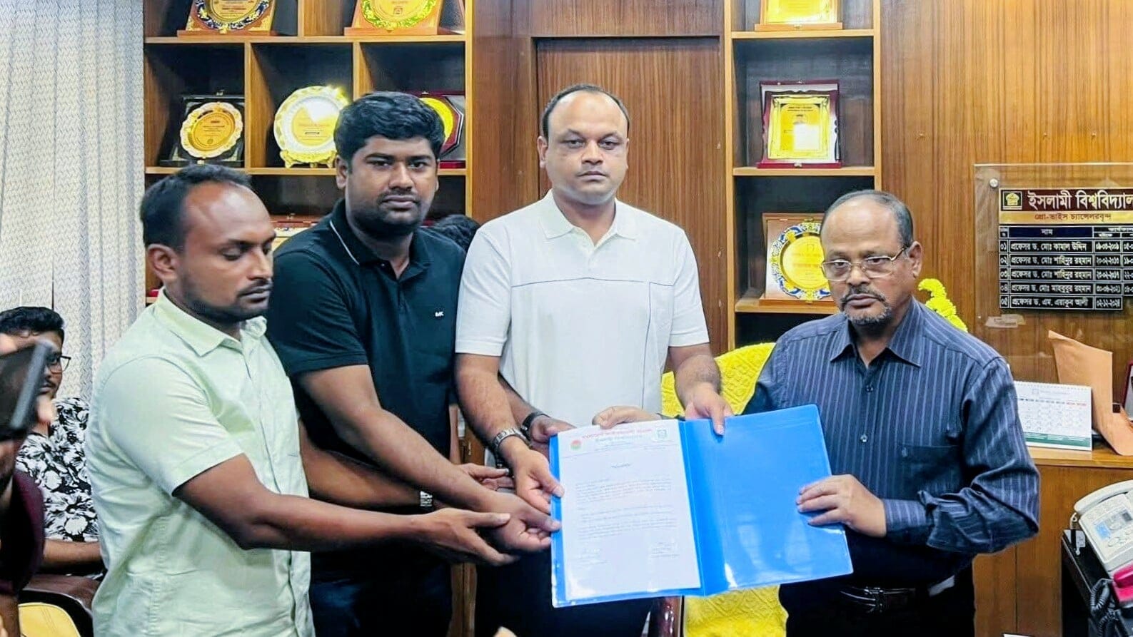 সড়ক সংস্কার ও রেলপথ চালুর দাবিতে ইবি ছাত্রদলের স্মারকলিপি
