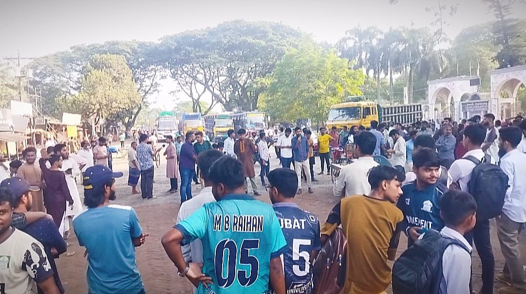 ইবি শিক্ষার্থীদের কুষ্টিয়া-খুলনা মহাসড়ক অবরোধ