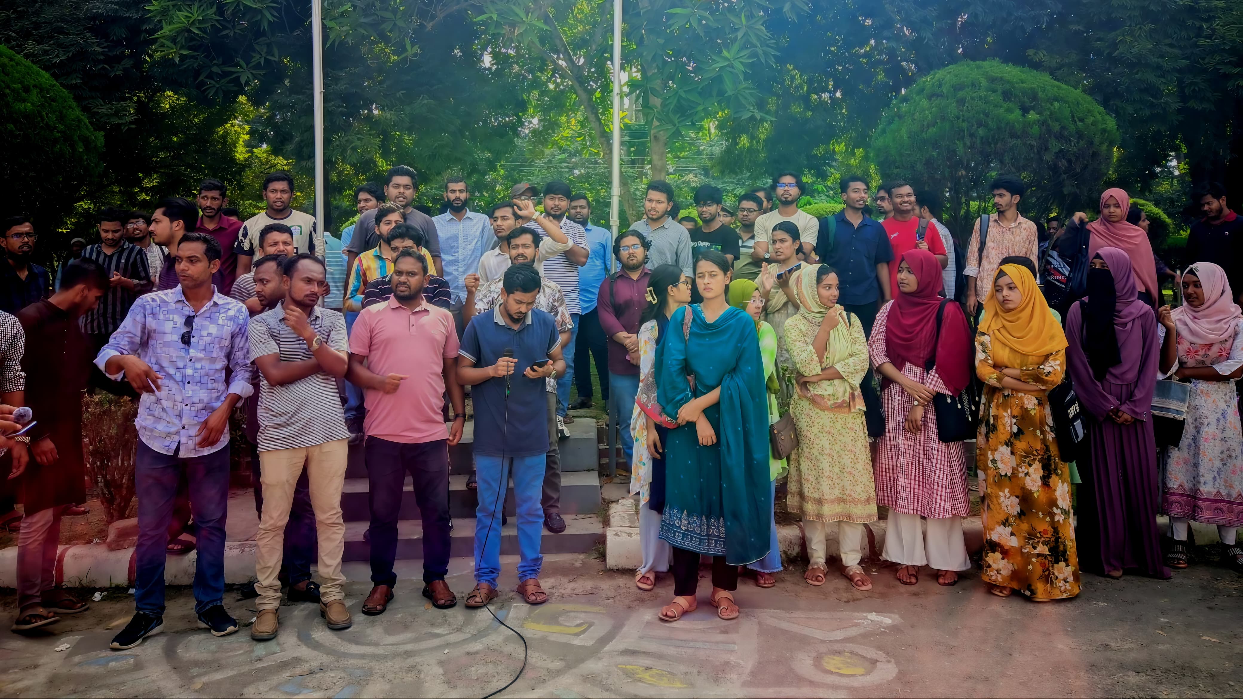 অশোভন মন্তব্যে ক্ষমা চাইলেন ইনি শিক্ষক, শিক্ষার্থীদের মানববন্ধন