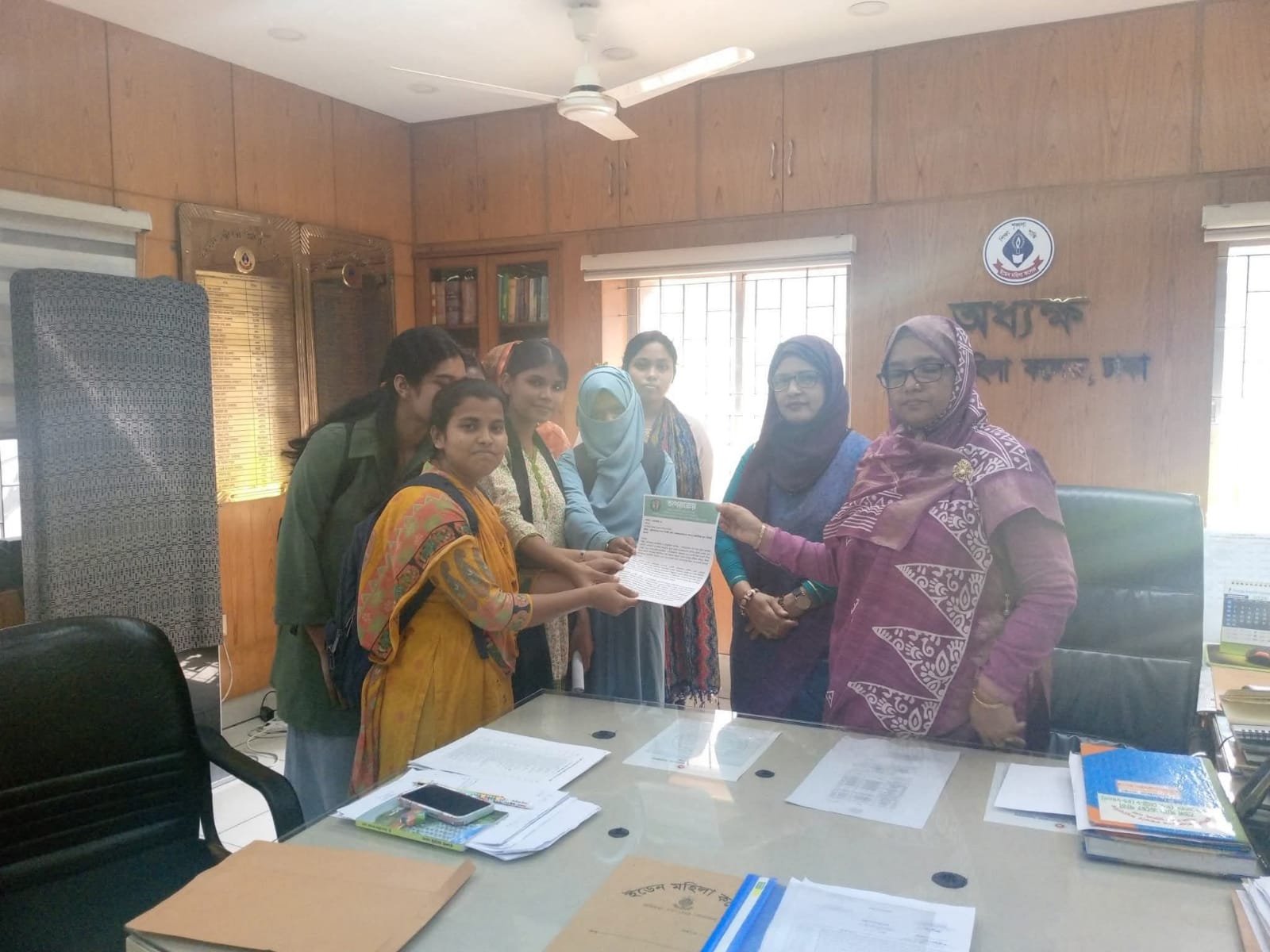 ইডেন কলেজে সংকট নিরসনে ‘অপরাজেয়’-এর স্মারকলিপি প্রদান