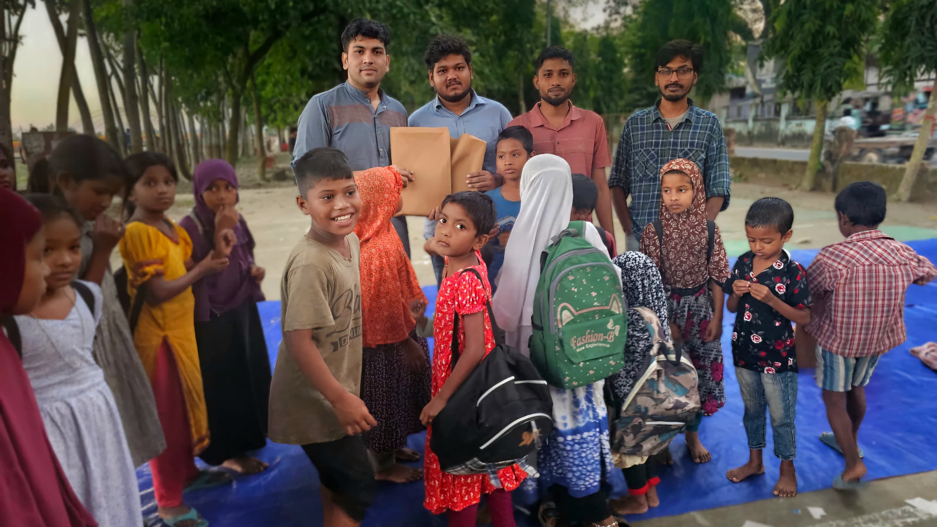 সুবিধাবঞ্চিত শিশুদের মাঝে জাবিপ্রবি ছাত্রদল নেতার শিক্ষা সামগ্রী বিতরণ