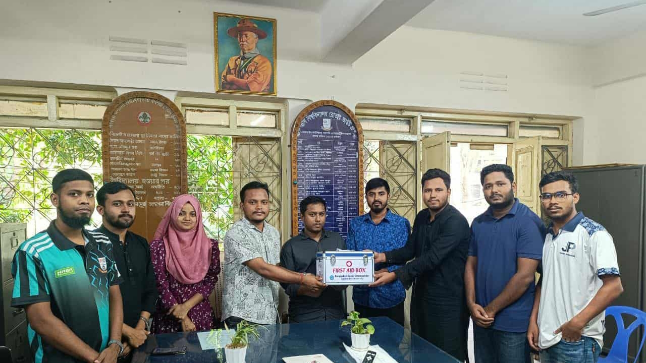 রোভার স্কাউটকে ফার্স্ট এইড বক্স উপহার দিল জবি ছাত্রশিবির
