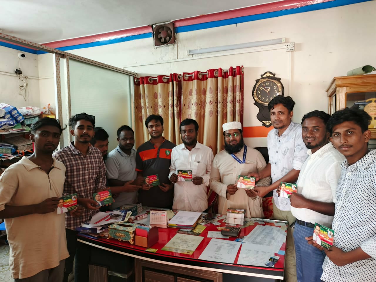 ঢাকা জেলা ছাত্রদলের উদ্যোগে শিক্ষকদের মাঝে তারেক রহমানের ৩১ দফার বই বিতরণ