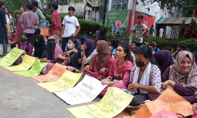 চট্টগ্রাম বিশ্ববিদ্যালয়ে দর্শন বিভাগের মানববন্ধন: মিথ্যা প্রচারণা ও স্লাট শেমিংয়ের বিরুদ্ধে শিক্ষার্থীদের প্রতিবাদ