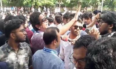 ডাকসু নির্বাচন: শারীরিক শিক্ষা কেন্দ্রে দুই পক্ষের মধ্যে উত্তেজনা