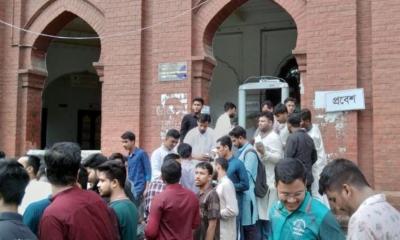 লাইনের সামনে প্রচারণা, কার্জন হল কেন্দ্রে ছাত্রদল নেতার বিরুদ্ধে আচরণবিধি ভঙ্গের অভিযোগ