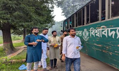 জাবি কেন্দ্রীয় শিক্ষার্থী সংসদের উদ্যোগে বিসিএস পরীক্ষার্থীদের জন্য বিশেষ বাস সার্ভিস, স্যালাইন ও পানি বিতরণ