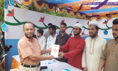 কোরআন অবমাননার প্রতিবাদে ভিক্টোরিয়া কলেজে ৭০০ কোরআন বিতরণ