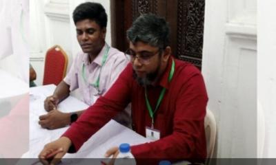 ভোটারকে আগে পূরণকৃত ব্যালট দিলেন পোলিং অফিসার
