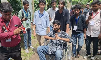 হুইলচেয়ারে কেন্দ্রে পৌঁছলেন জিএস প্রার্থী মেঘমল্লার বসু