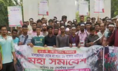 আলোচনার আশ্বাসে কারওয়ান বাজার থেকে সরে গেলেন মালয়েশিয়া গমনেচ্ছু বিক্ষোভকারীরা