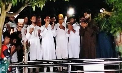 আবরার ফাহাদের কবর জিয়ারতে গিয়ে আবেগে কান্না করলেন ভিপি সাদিক