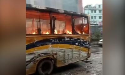মিরপুরে যাত্রীবাহী বাসে দুর্বৃত্তদের আগুন