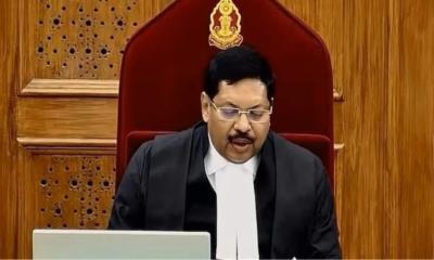 শুনানির সময় ভারতে প্রধান বিচারপতির দিকে আইনজীবীর জুতা নিক্ষেপ