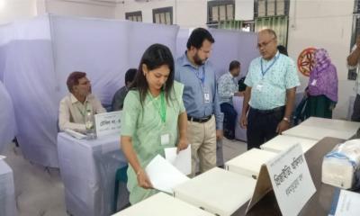 ভোট দিলেন ছাত্রদলের এজিএস প্রার্থী এষা