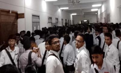 স্কুলিং কাঠামো বাতিলের দাবিতে ঢাকা কলেজে উচ্চমাধ্যমিক ছাত্রদের বিক্ষোভ