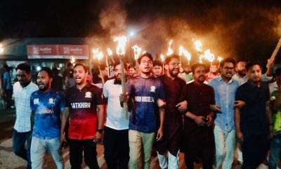 তিস্তা মহাপরিকল্পনা বাস্তবায়নের দাবিতে ইবি শিক্ষার্থীদের মশাল মিছিল