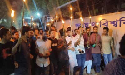 তিস্তা মহাপরিকল্পনা বাস্তবায়নের দাবিতে জবি শিক্ষার্থীদের মশাল মিছিল