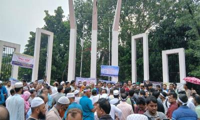তিন দফা দাবিতে শহীদ মিনারে শিক্ষকদের অনশন, রোববার পদযাত্রার ঘোষণা