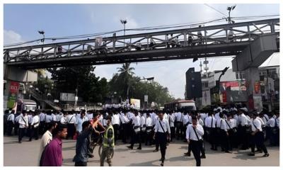 সায়েন্সল্যাবে ঢাকা কলেজের শিক্ষার্থীদের সড়ক অবরোধ
