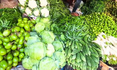 শীতের সবজিতে ভরপুর বাজার, তবুও কমছে না দাম