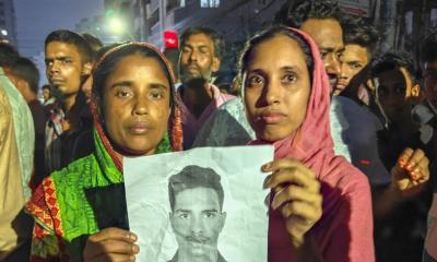 স্বজনের খোঁজে মিরপুরে ছবি হাতে অনেকে