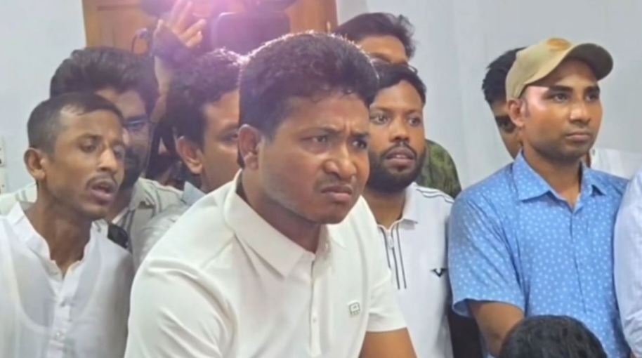 ঢাবি ভিসিকে টেবিল থাপড়ে ধমকালেন ঢাবি ছাত্রদল সভাপতি গণেশ, ভিডিও ভাইরাল