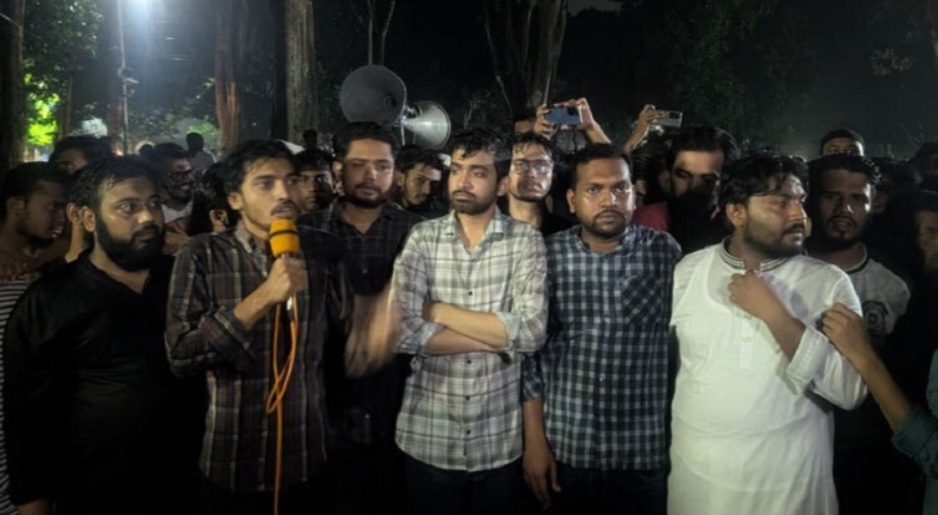 রাবিতে পোষ্য কোটা বাতিলের দাবিতে বিক্ষোভ, একসঙ্গে মিছিলে ছাত্রদল-শিবির