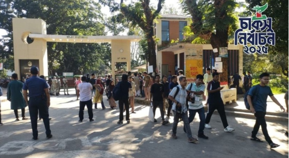 ভোট দিতে চট্টগ্রাম বিশ্ববিদ্যালয় ক্যাম্পাসে শিক্ষার্থীদের আগমন শুরু