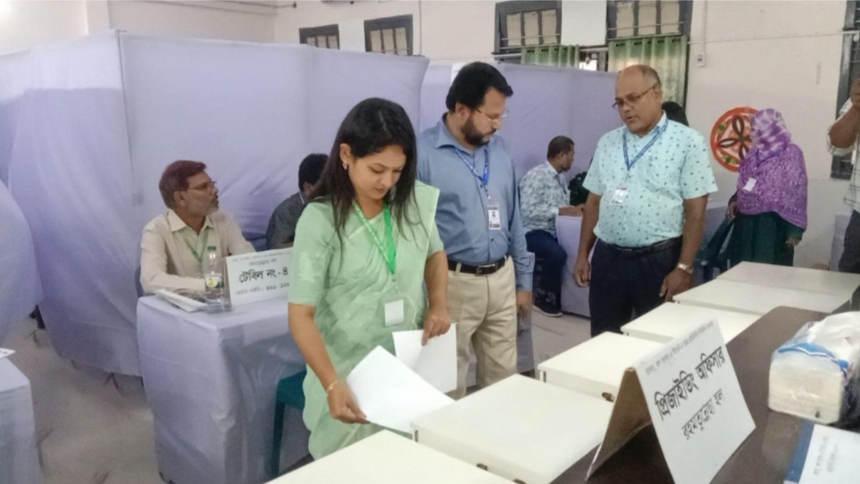 ভোট দিলেন ছাত্রদলের এজিএস প্রার্থী এষা