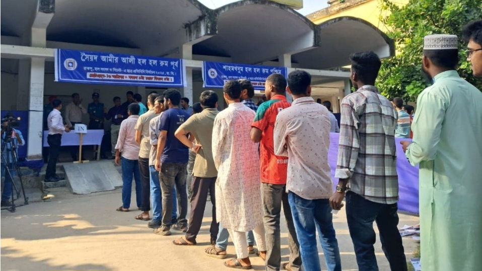 রাকসুর ভোটগ্রহণ শুরু, ৩৫ বছর পর ভোট দিচ্ছেন শিক্ষার্থীরা