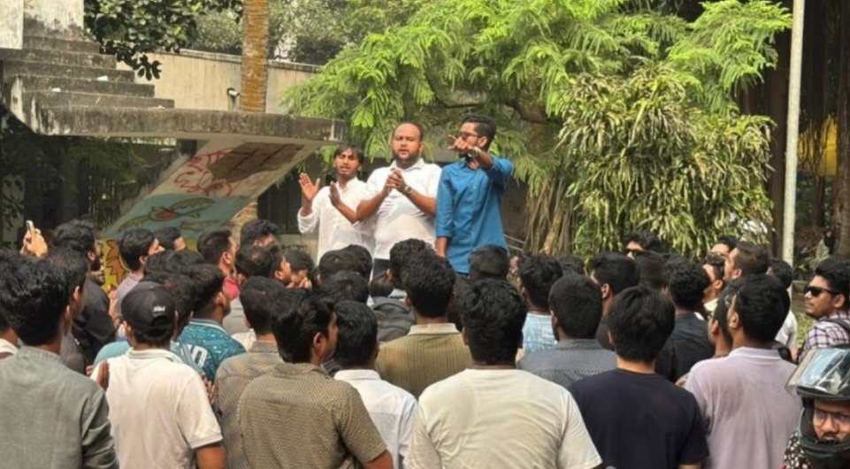 ‘ইলেকশন ইন ফেব্রুয়ারি’ স্লোগানে ঢাবিতে ছাত্রদলের মিছিল