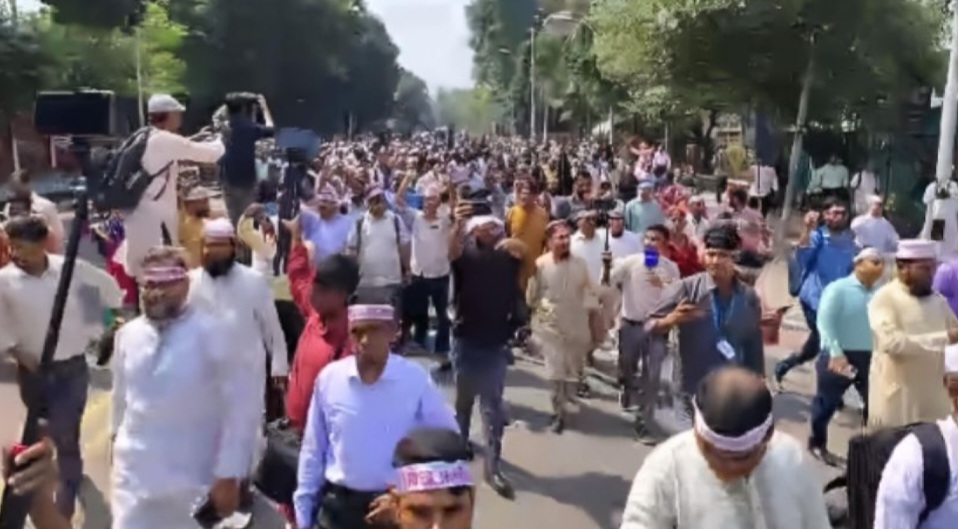 কালো পতাকা মিছিল শেষে শহীদ মিনারে ফিরে গেলেন এমপিওভুক্ত শিক্ষকরা