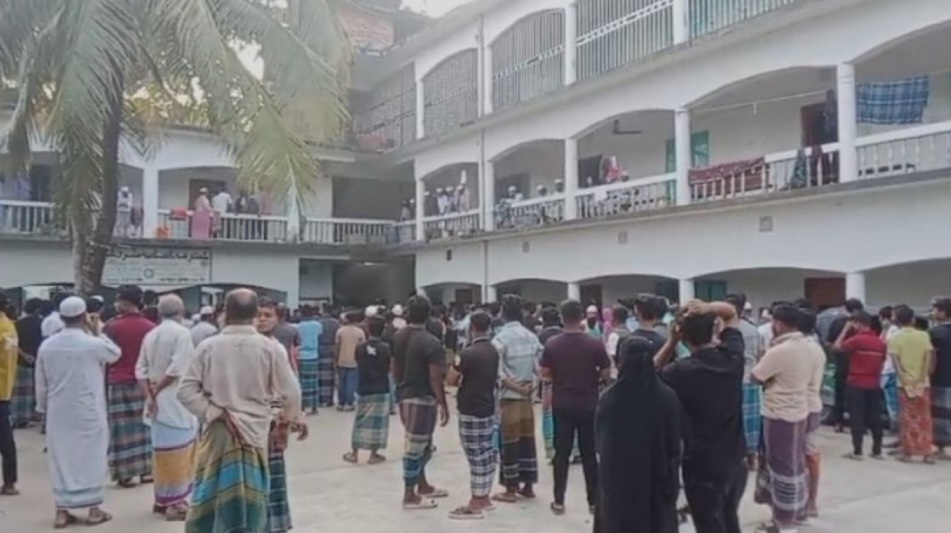 নোয়াখালীর সোনাইমুড়ীতে ঘুমন্ত অবস্থায় মাদ্রাসা ছাত্রকে গলা কেটে হত্যা, আটক অপর এক ছাত্র