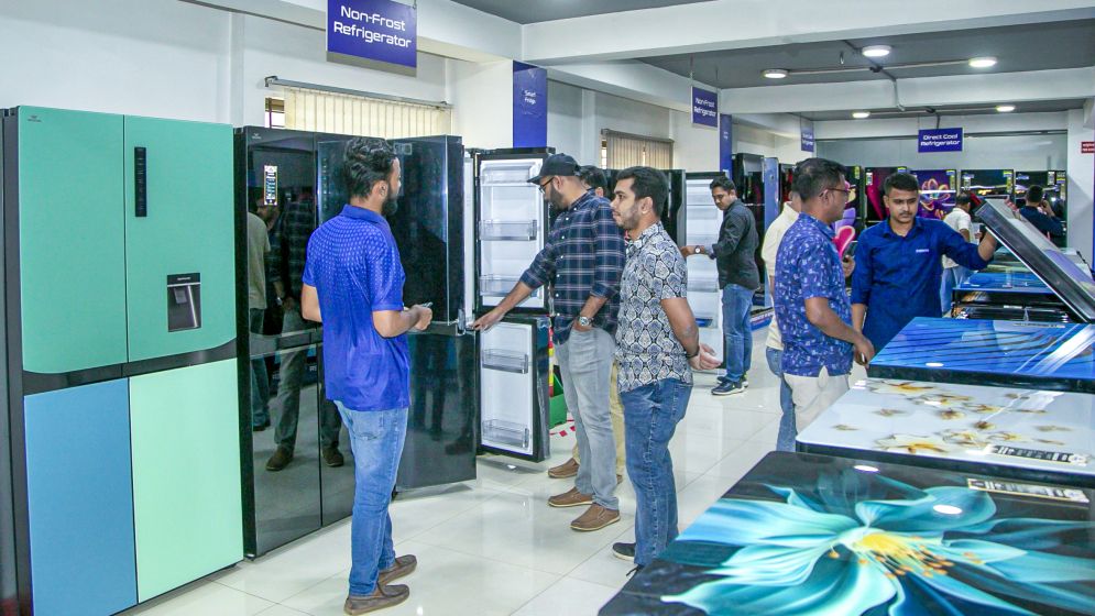 ঈদ কেনাকাটায় ক্রেতাদের পছন্দ ওয়ালটন ফ্রিজ