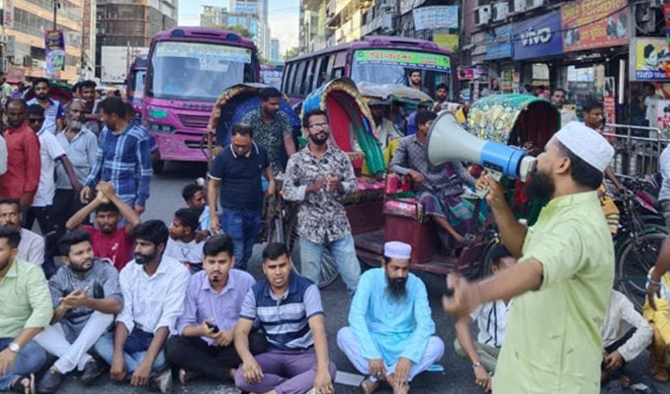 নুরের ওপর হামলার প্রতিবাদে পল্টন মোড়ে গণ অধিকার পরিষদের অবরোধ