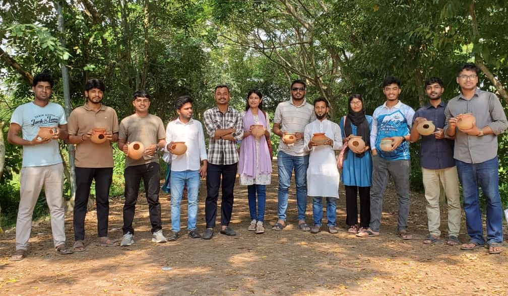 ক্যাম্পাসে পাখির বাসা তৈরি করে দিচ্ছে ববি ছাত্রদল