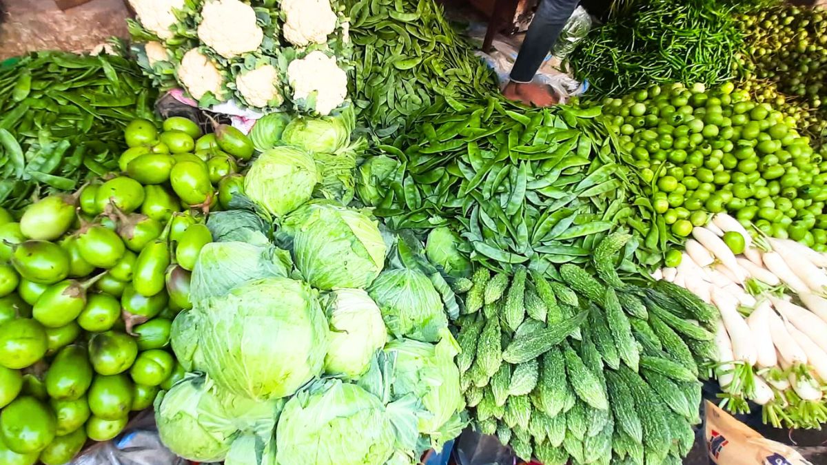 শীতের সবজিতে ভরপুর বাজার, তবুও কমছে না দাম