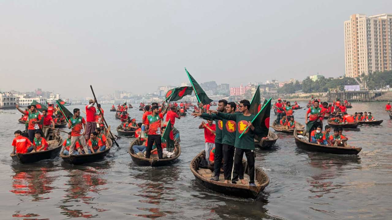 জবি শিবিরের নৌ র‍্যালিতে স্লোগান—‘এক হাদি হাসপাতালে, লক্ষ হাদি ঘরে ঘরে’