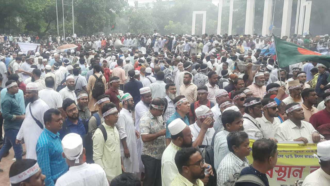 সরকারের ‘আশ্বাসে’ প্রাথমিক শিক্ষকদের আমরণ কর্মসূচি স্থগিত